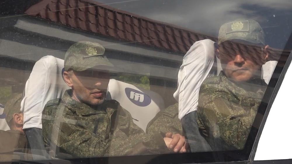  Freigelassene russische Soldaten warten auf die Abreise in einem Bus in Belarus.