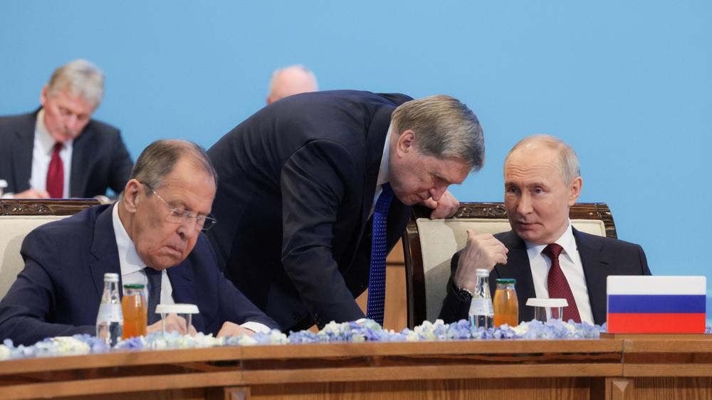  Russlands Außenminister Sergej Lawrow und Wladimir Putins außenpolitischer Berater Juri Uschakow neben Putin auf einer KOnferenz in Kasachstan im November 2024