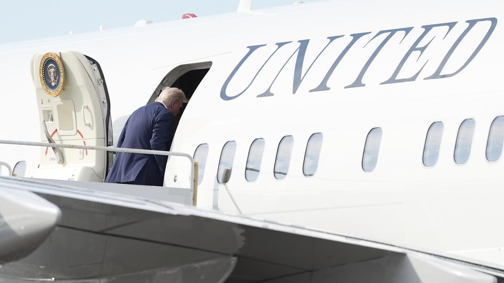  US-Präsident Donald Trump beim Einstieg ins offizielle Präsidentenflugzeug Air Force One