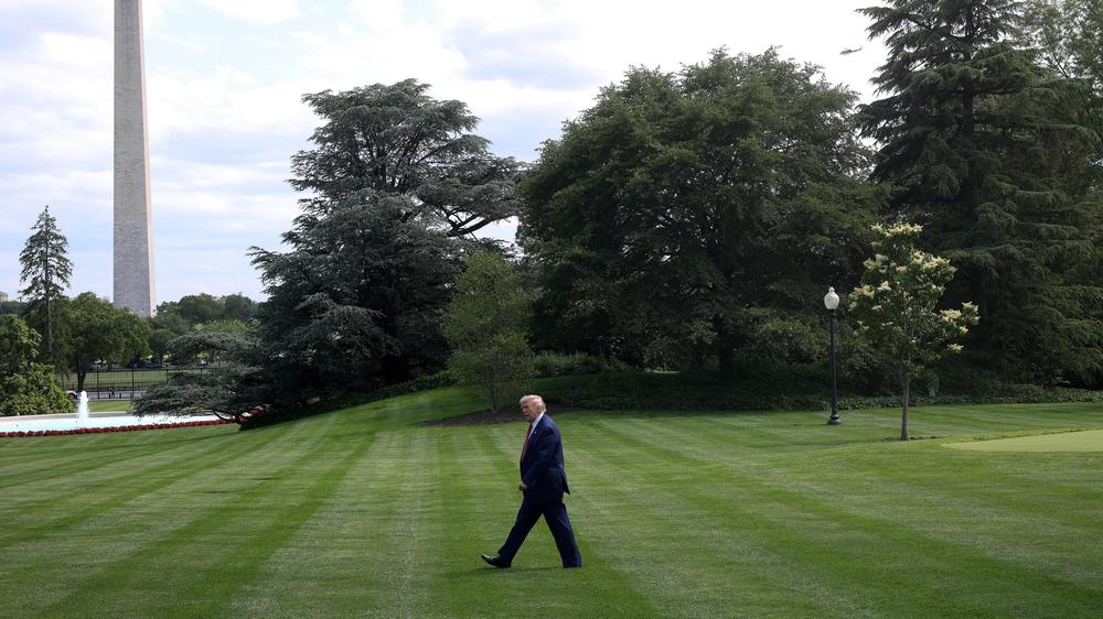  US-Präsident Donald Trump verlässt am Freitag das Weiße Haus auf dem Weg in das verlängerte Wochenende.
