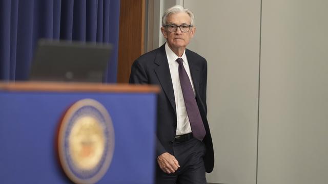 Der US-Überblick am Morgen: Zinssenkung bleibt aus, FBI-Chef sieht keine Sparmöglichkeiten