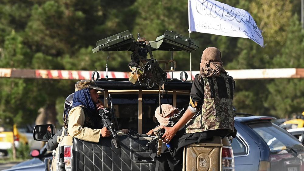  Taliban-Kämpfer fahren Ende August 2021 durch Kabul. Nach dem Abzug der westlichen Truppen kurz zuvor übernahmen die Islamisten wieder die Kontrolle über das Land.
