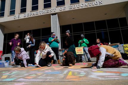 USA: Demonstrators attend a Defend Our Schools rally to protest U.S. President Donald Trump's executive order to shut down the U.S. Department of Education outside its building in Washington, D.C., U.S., March 21, 2025. REUTERS/Kent Nishimura