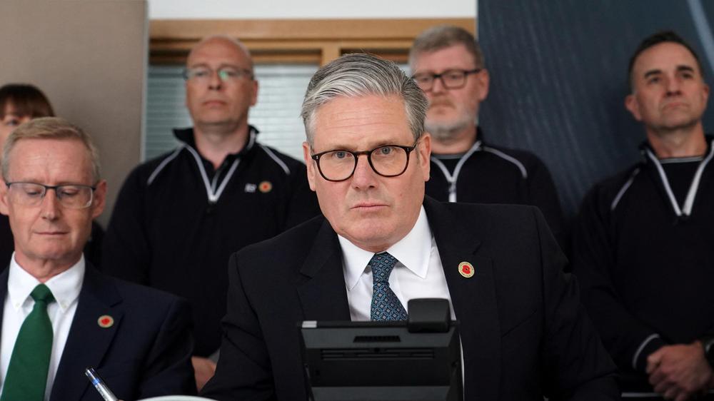  Großbritanniens Premierminister Keir Starmer am Telefon mit US-Präsident Donald Trump am 8. Mai 2025