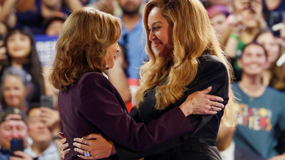  Der Weltstar Beyoncé und die damalige demokratische Präsidentschaftskandidatin Kamala Harris Ende Oktober 2024 auf einer Wahlkampfveranstaltung. Donald Trump unterstellt Harris' Team, für die öffentliche Unterstützung prominenter Personen bezahlt zu haben.