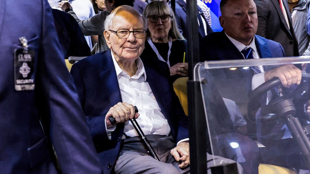  Starinvestor Warren Buffett (links) bei der Jahreshauptversammlung seiner Holding Berkshire Hathaway in Omaha im US-Bundesstaat Nebraska