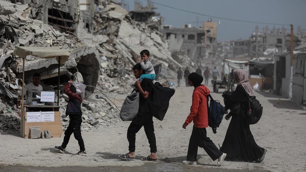  Palästinenser fliehen vor israelischen Angriffen in den Regionen Beit Lahia und Dschabalija im Norden des Gazastreifens.