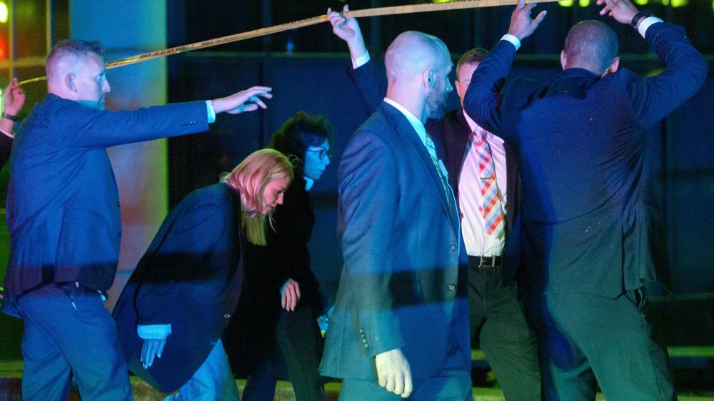  Generalstaatsanwältin Pam Bondi (2.v.l) und die US-Staatsanwältin für den District of Columbia, Jeanine Pirro, ermitteln wegen Mordes gegen den mutmaßlichen Täter der tödlichen Attacke in Washington D.C.