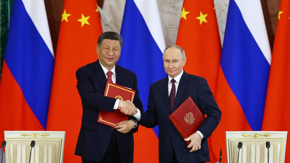  Zum russischen "Tag des Sieges" am 9. Mai ist Chinas Präsident Xi Jinping zu seinem Amtskollegen Wladimir Putin nach Moskau gereist.
