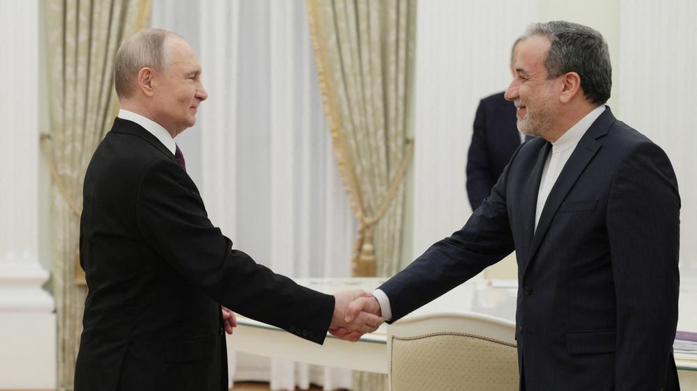  Irans Außenminister Abbas Araghtschi (rechts) trifft Russlands Präsident Putin im April 2025 zum Gespräch.