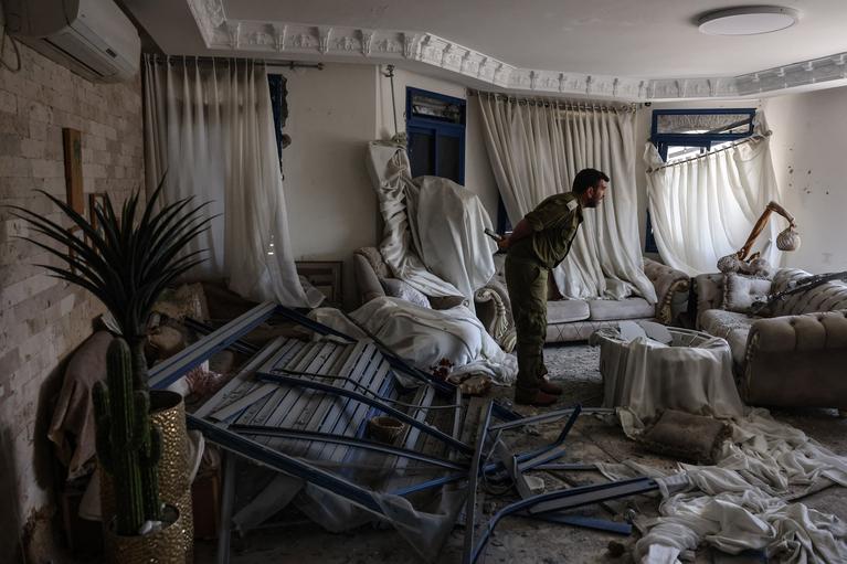  Ein Soldat der israelischen Armee begutachtet den Schaden im Haus der Familie Khatib in Tamra. Bei dem Einschlag einer iranischen Rakete kamen dort vier Menschen ums Leben.