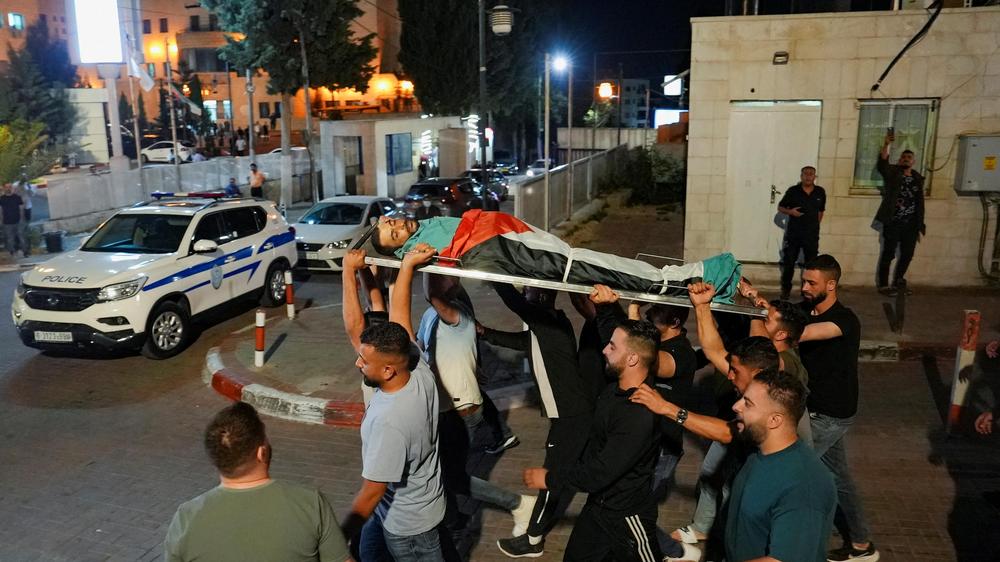  Bei einem Angriff israelischer Siedler auf ein Dorf im Westjordanland sind drei Palästinenser getötet worden.