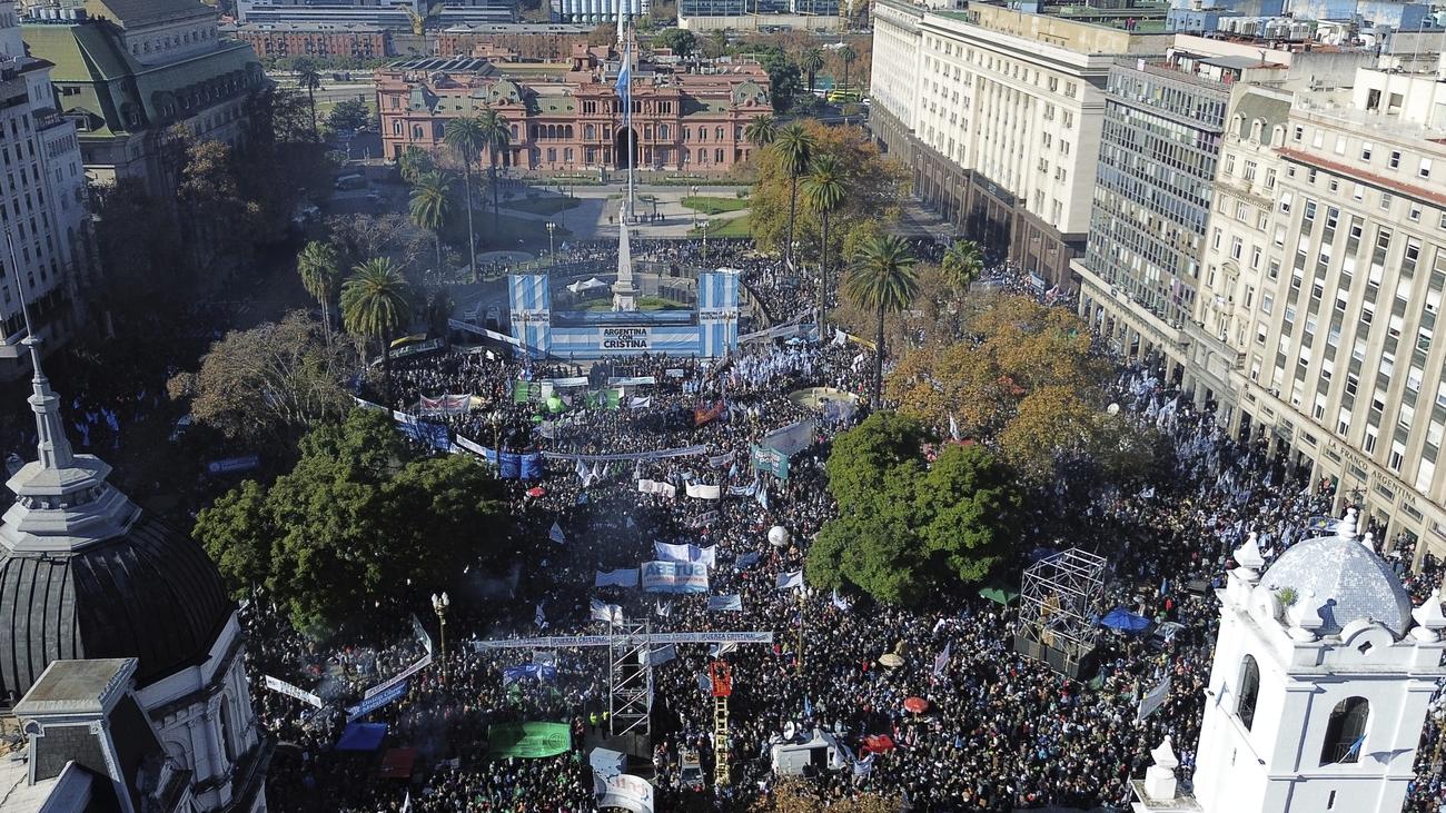 Buenos Aires: Zehntausende demonstrieren für verurteilte Ex-Präsidentin Kirchner
