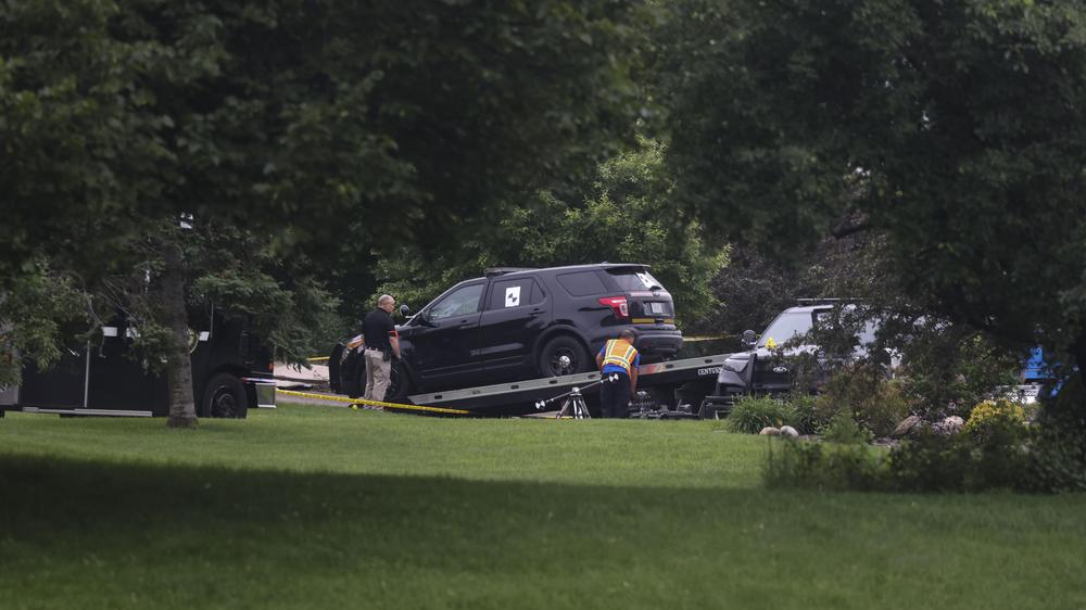  Ein Fahrzeug, das vermutlich dem mutmaßlichen Schützen gehört, wird vor dem Haus der getöteten Abgeordneten Melissa Hortman in Brooklyn Park, Minnota, abgeschleppt.