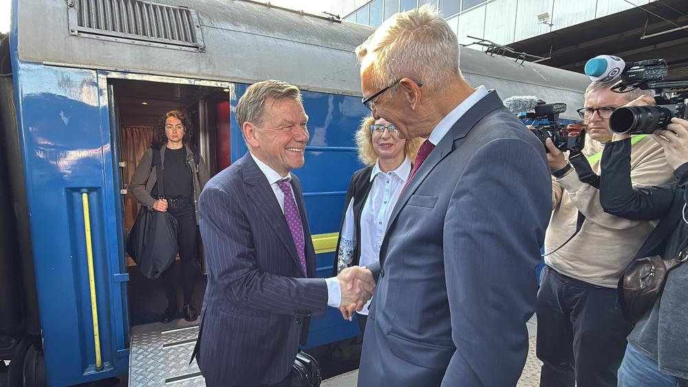  Außenminister Johann Wadephul wird am Bahnhof von Kyjiw vom deutschen Botschafter Martin Jäger begrüßt.