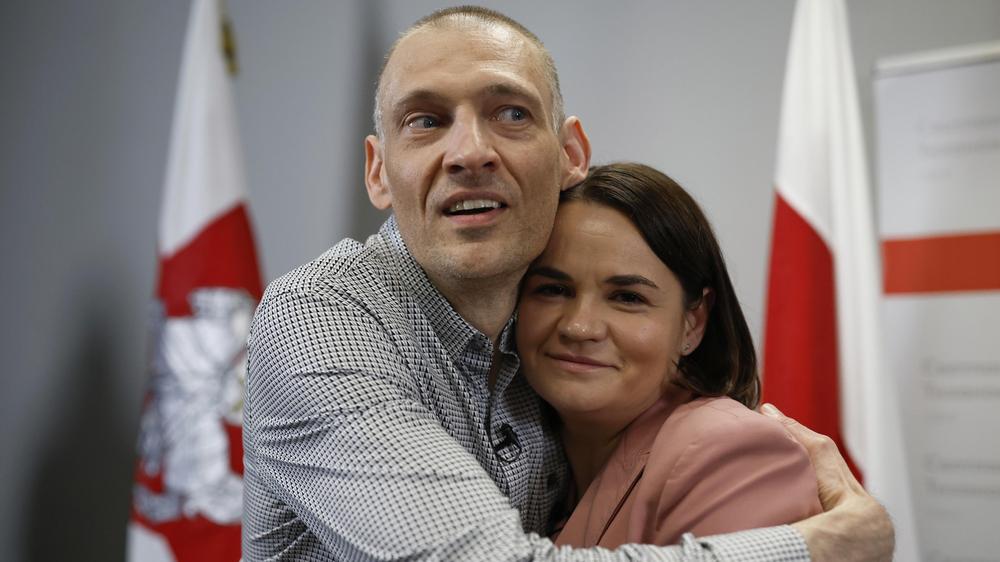  Die belarussische Oppositionsführerin Swetlana Tichanowskaja (rechts) und ihr Ehemann Sergej Tichanowski, ein belarussischer Oppositionsaktivist am 22. Juni 2025