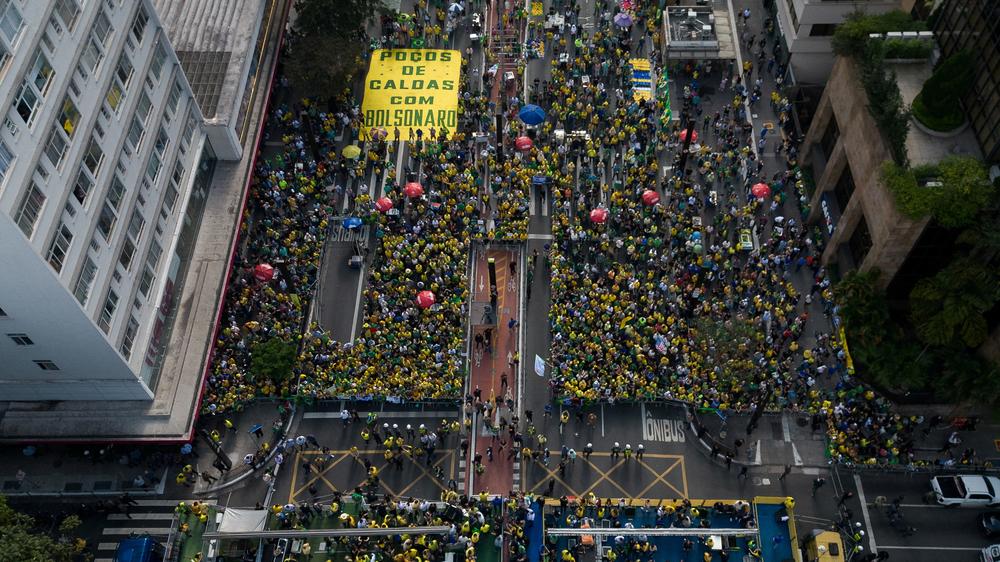  Menschen in São Paulo demonstrieren für Brasiliens Ex-Präsidenten Jair Bolsonaro.