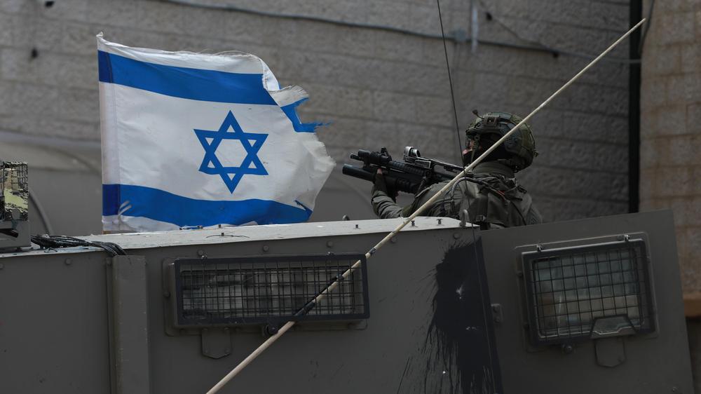  Ein Mitglied der israelischen Streitkräfte bewacht sein gepanzertes Transportfahrzeug.