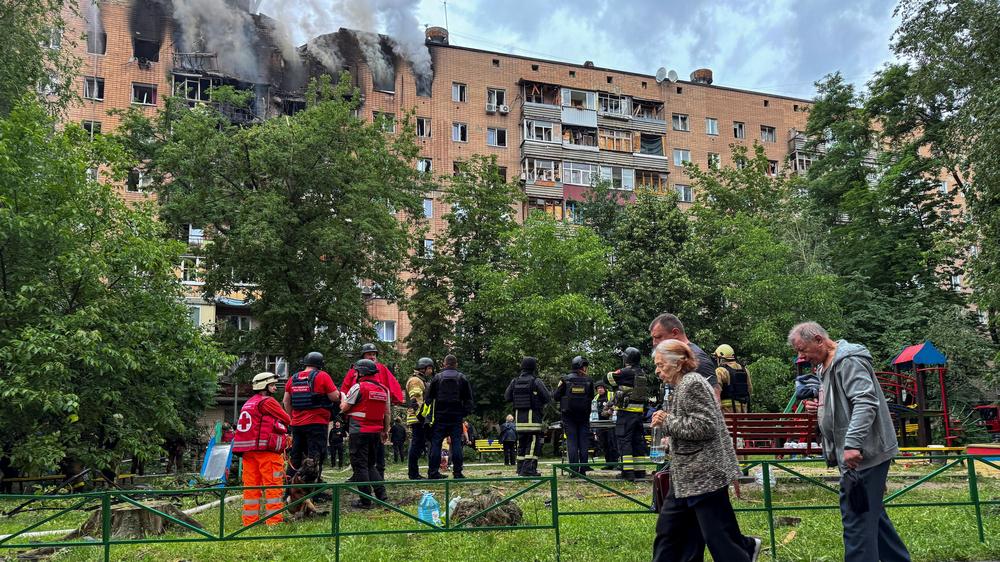  Ein Wohnhaus in der ukrainischen Großstadt Charkiw nach einem russischen Drohnenangriff.