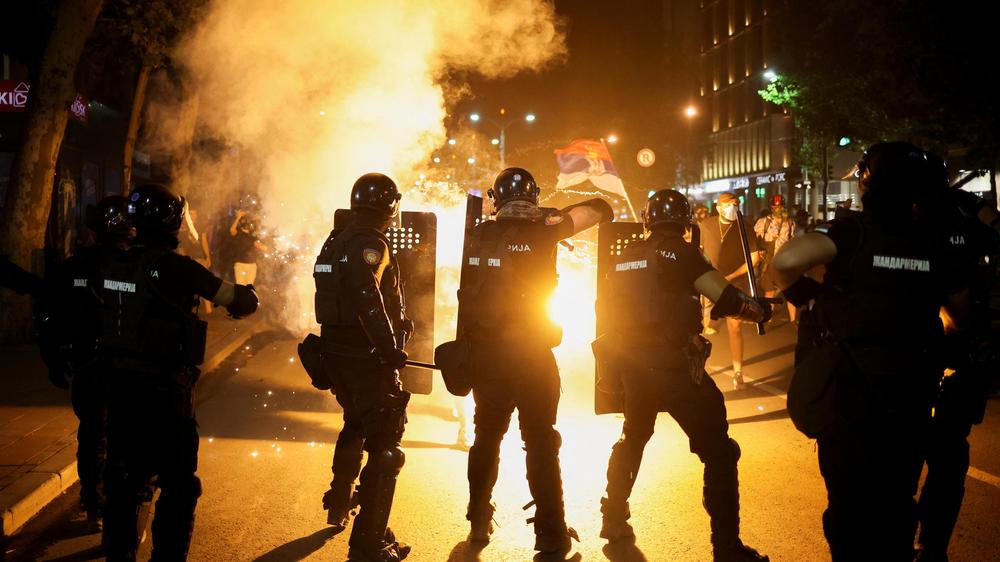  Zehntausende Demonstranten haben in Belgrad gegen die Regierung von Präsident Aleksander Vucic demonstriert und Neuwahlen gefordert.