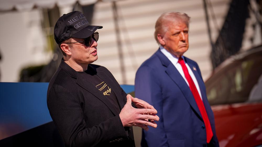  US-Präsident Donald Trump mit Tesla-CEO Elon Musk (links) im März 2025 in Washington. Die einstige gute Beziehung hat gelitten.