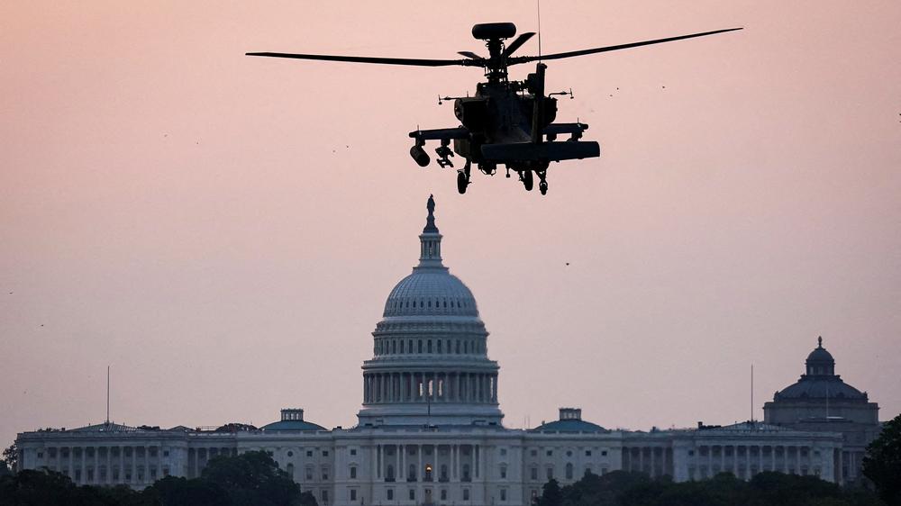  Ein Kampfhubschrauber, der bei der Parade eingesetzt werden soll, im Landeanflug auf Washington D. C. am 11. Juni.