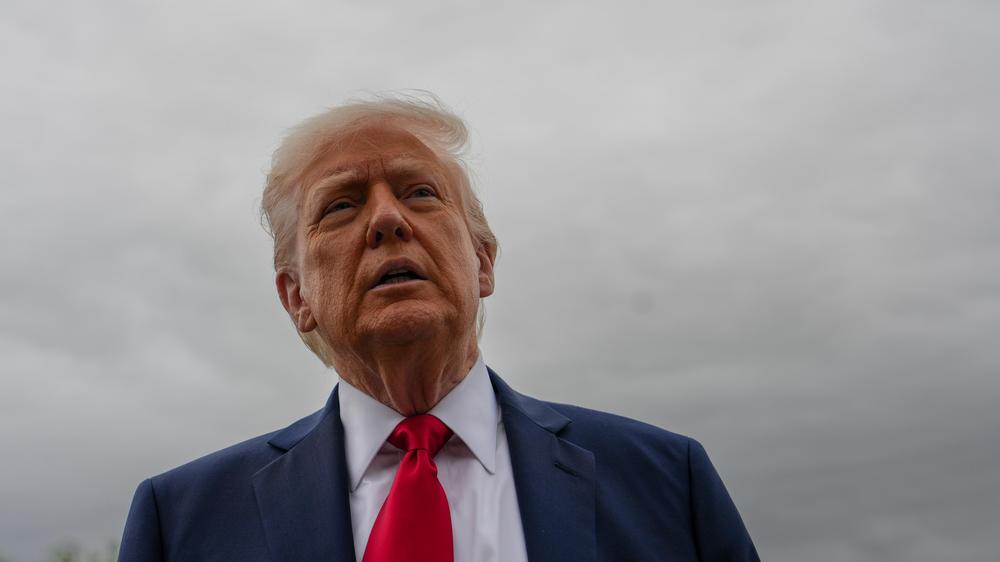  US-Präsident Donald Trump hat auf seiner Plattform Truth Social US-Angriffe gegen iranische Atomanlagen bekannt gegeben.