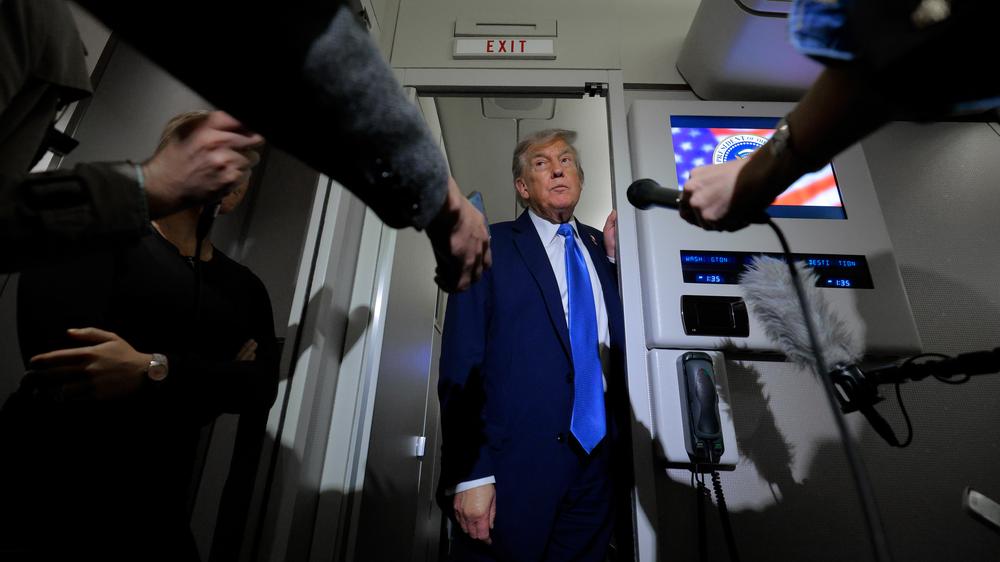  US-Präsident Donald Trump mit Reportern an Bord der Air Force One, nachdem er den G7-Gipfel in Kanada vorzeitig verließ.