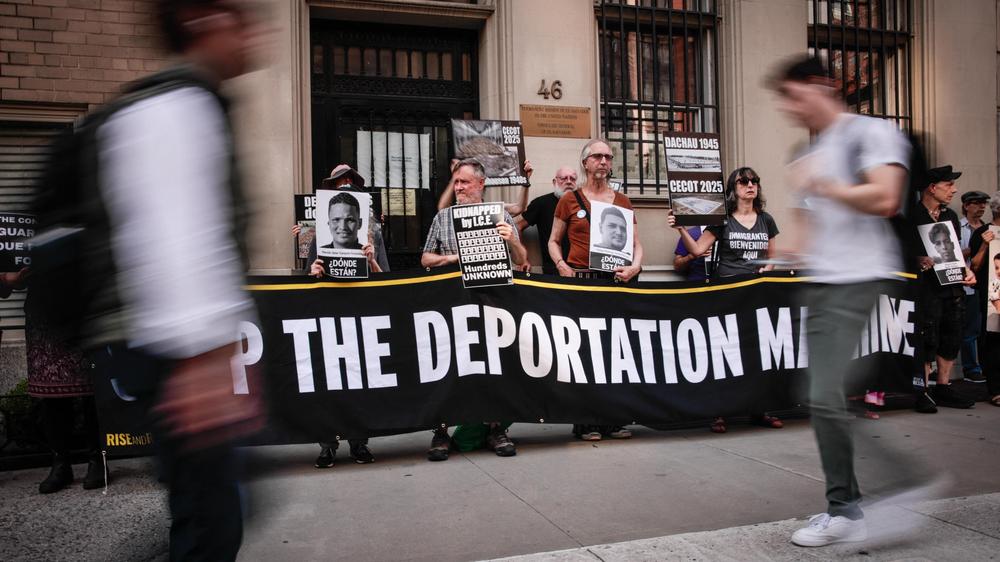  Menschen demonstrieren im Juni in New York für die Rückkehr von unrechtmäßig nach El Salvador abgeschobenen Personen.