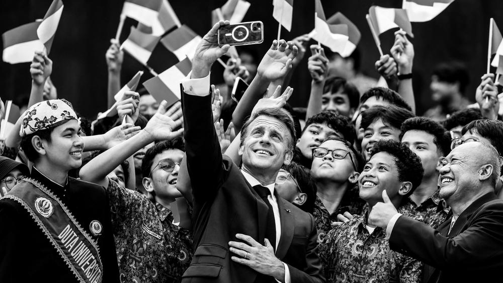  Emmanuel Macron posiert für ein Foto mit Studierenden in Jakarta