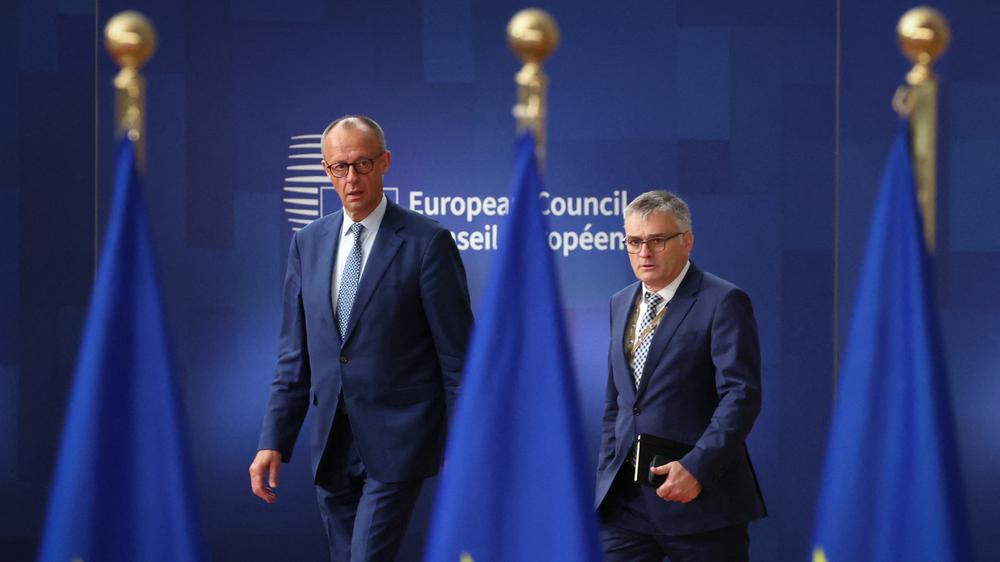  Bundeskanzler Friedrich Merz und Regierungssprecher Stefan Kornelius in Brüssel. Merz lehnt eine Prüfung des Assoziierungsabkommens mit Israel ab.