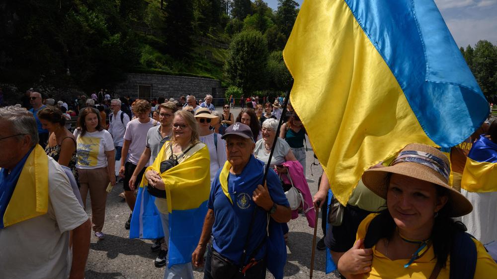  Ukrainische Geflüchtete sollen künftig besser über freiwillige Rückkehrmöglichkeiten informiert werden.