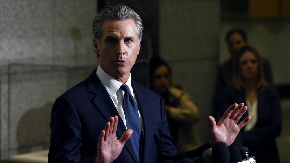  Kaliforniens Gouverneur Gavin Newsom klagt gegen den Sender Fox News.