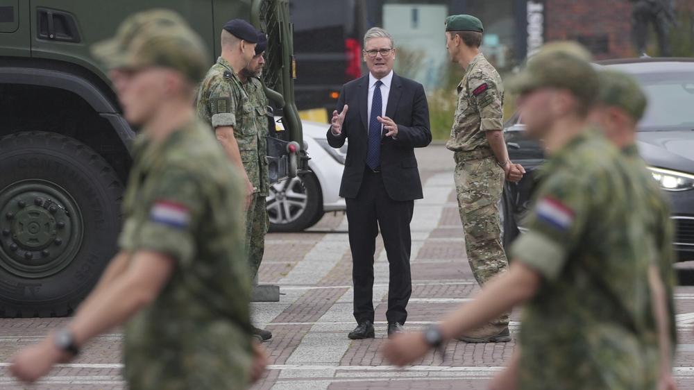  Der britische Premierminister Keir Starmer besucht am Rande des Nato-Gipfels in Den Haag den niederländischen Marinestützpunkt, der Teil der gemeinsamen amphibischen Streitkräfte von Großbritannien und den Niederlanden ist.