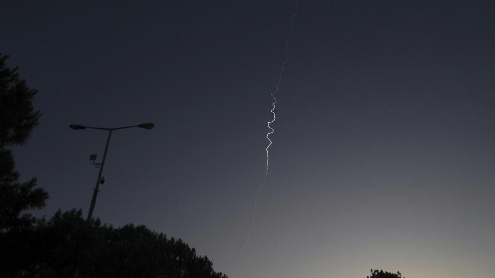  Eine Rauchfahne zieht über den Himmel, nachdem das israelische Luftabwehrsystem iranische Raketen über Jerusalem abgefangen hat (Aufnahme vom 18. Juni 2025).