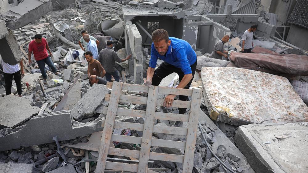  Das Vorgehen Israels im Gazastreifen verstößt gegen die Grundsätze für eine enge Zusammenarbeit mit der EU. Nun diskutieren die Mitgliedsstaaten über Konsequenzen.