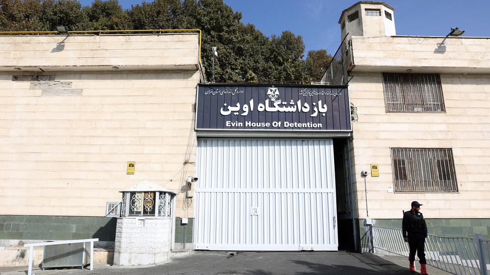  Eingang des Ewin-Gefängnisses in Teheran im Oktober 2022