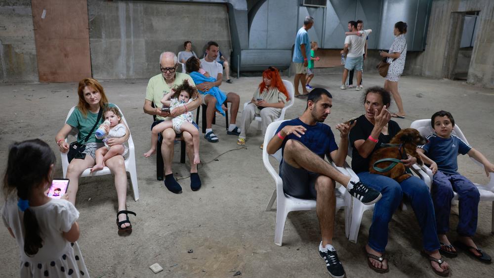  Israelis haben sich in einem Schutzraum in Tel Aviv vor Raketeneinschlägen in Sicherheit gebracht.