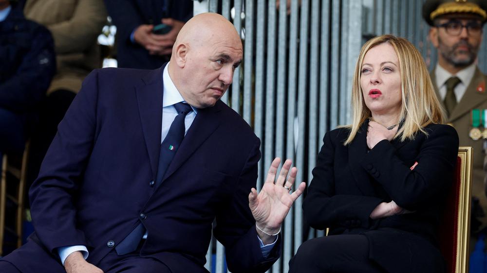  Italiens Verteidigungsminister Guido Crosetto (links) mit Ministerpräsidentin Giorgia Meloni