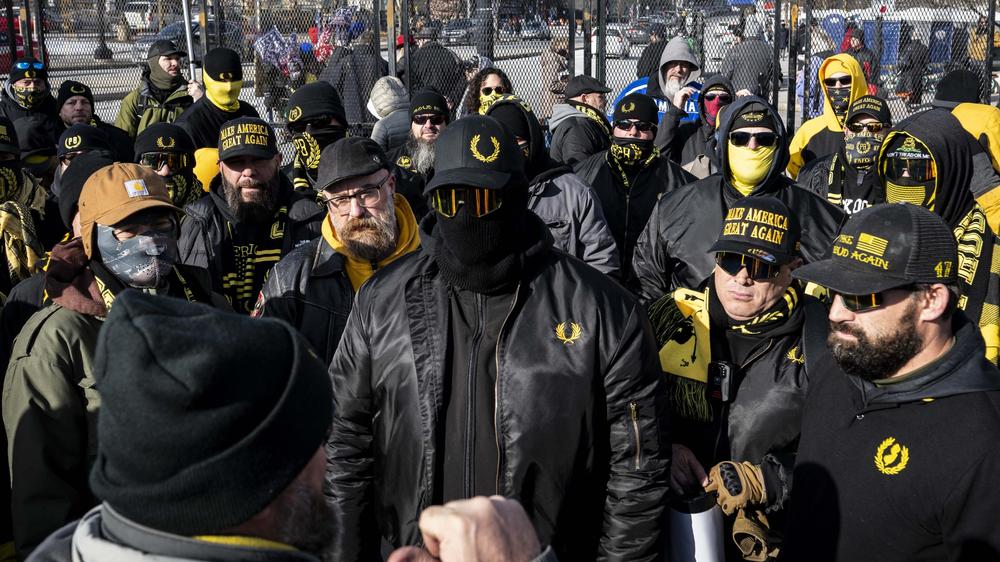  Eine Gruppe der rechtsradikalen Proud Boys steht am Tag der zweiten Amtseinführung von US-Präsident Trump in Washington, D. C. (Archivfoto).