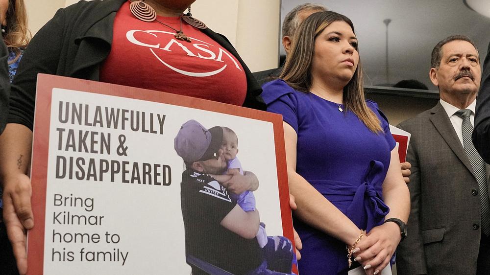  Jennifer Vasquez Sura, Ehefrau von Kilmar Ábrego García, und weitere seiner Familienmitglieder bei einer Pressekonferenz im April