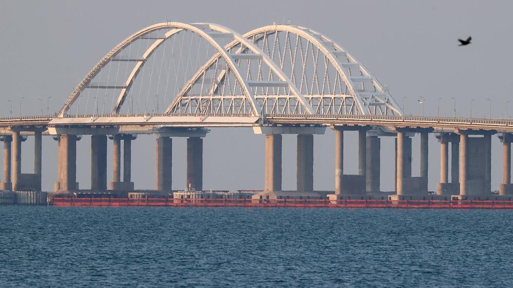  Die Ukraine hat offenbar einen Sprengstoffangriff auf die Brücke verübt, die die Halbinsel Krim mit Russland verbindet.