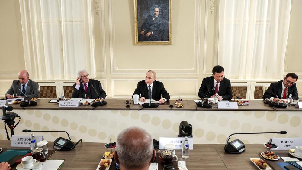  Der russische Präsident Wladimir Putin spricht in Sankt Petersburg vor Vertreterinnen und Vertretern internationaler Nachrichtenagenturen.