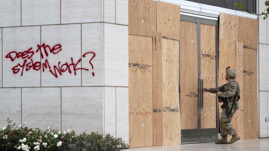 Eskalation in Los Angeles: Tür zu: Ein Soldat neben dem Ronald Reagan Federal Building im Zentrum von Los Angeles.