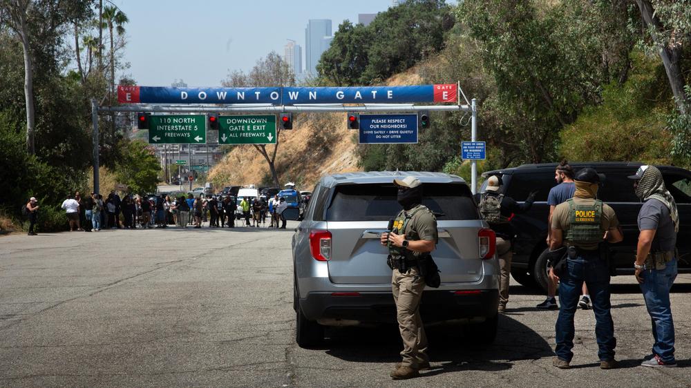  Zum Teil vermummte Beamte der für Abschiebungen zuständigen US-Einwanderungsbehörde ICE stehen vor einem Eingang des Dodger-Stadions in Los Angeles.