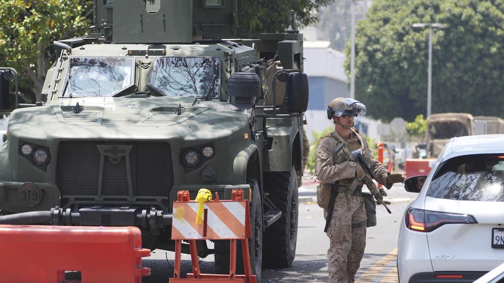  US-Marineinfanteristen patrouillieren vor einem Bundesgebäude in Los Angeles.
