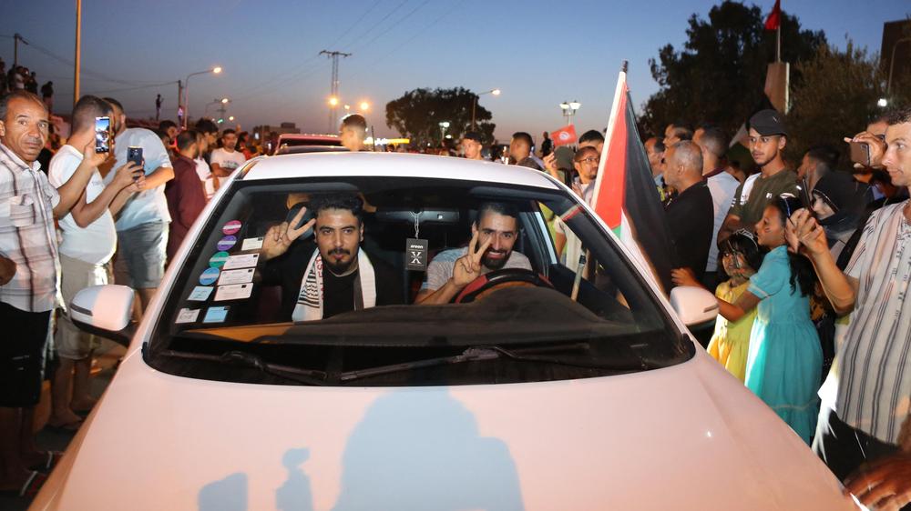  Aktivisten des Global March to Gaza werden am 9. Juni in Tunesien von einer Menschenmenge empfangen.