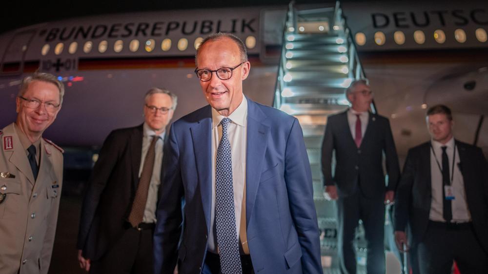  Bundeskanzler Friedrich Merz (CDU) steigt am Flughafen in Washington aus einem Flugzeug der Flugbereitschaft – am Nachmittag will er im Weißen Haus US-Präsident Trump treffen.
