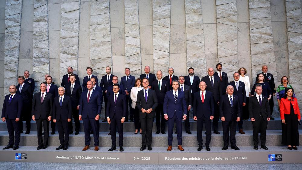  Die Nato-Verteidigungsminister beim Treffen in Brüssel