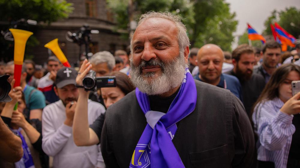  Der einflussreiche armenische Geistliche Bagrat Galstanjan ist in seiner Residenz festgenommen und abgeführt worden.